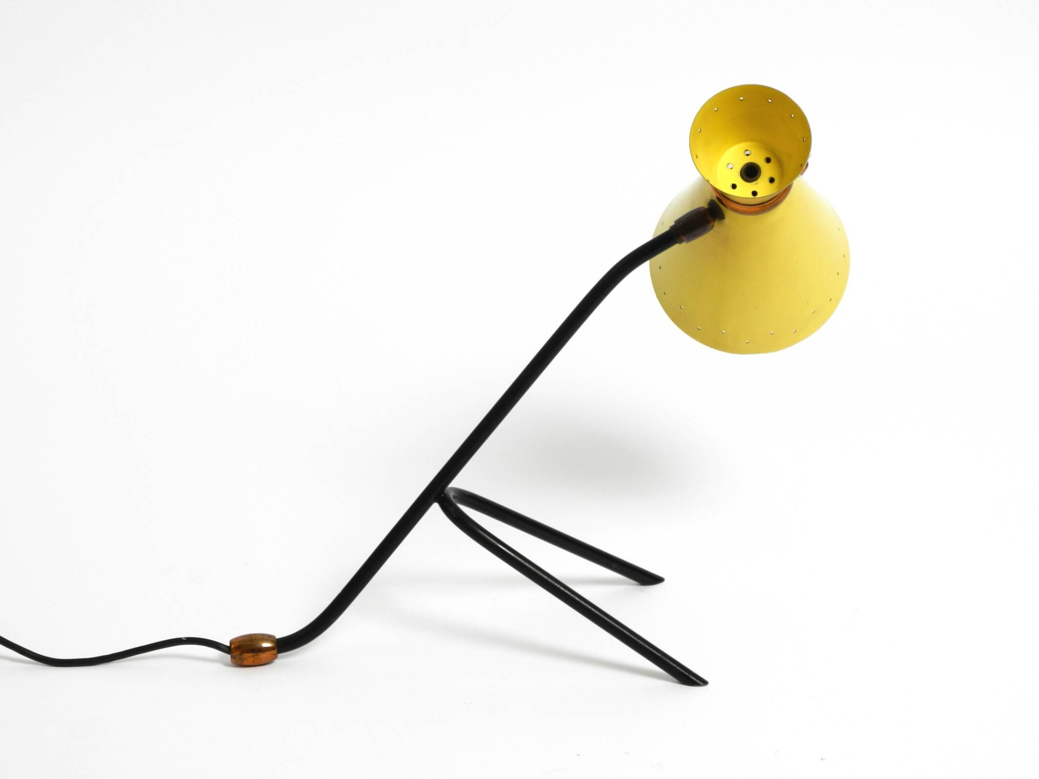 Grande lampe de table sur trépied de style mid-century moderne avec abat-jour diabolo jaune.