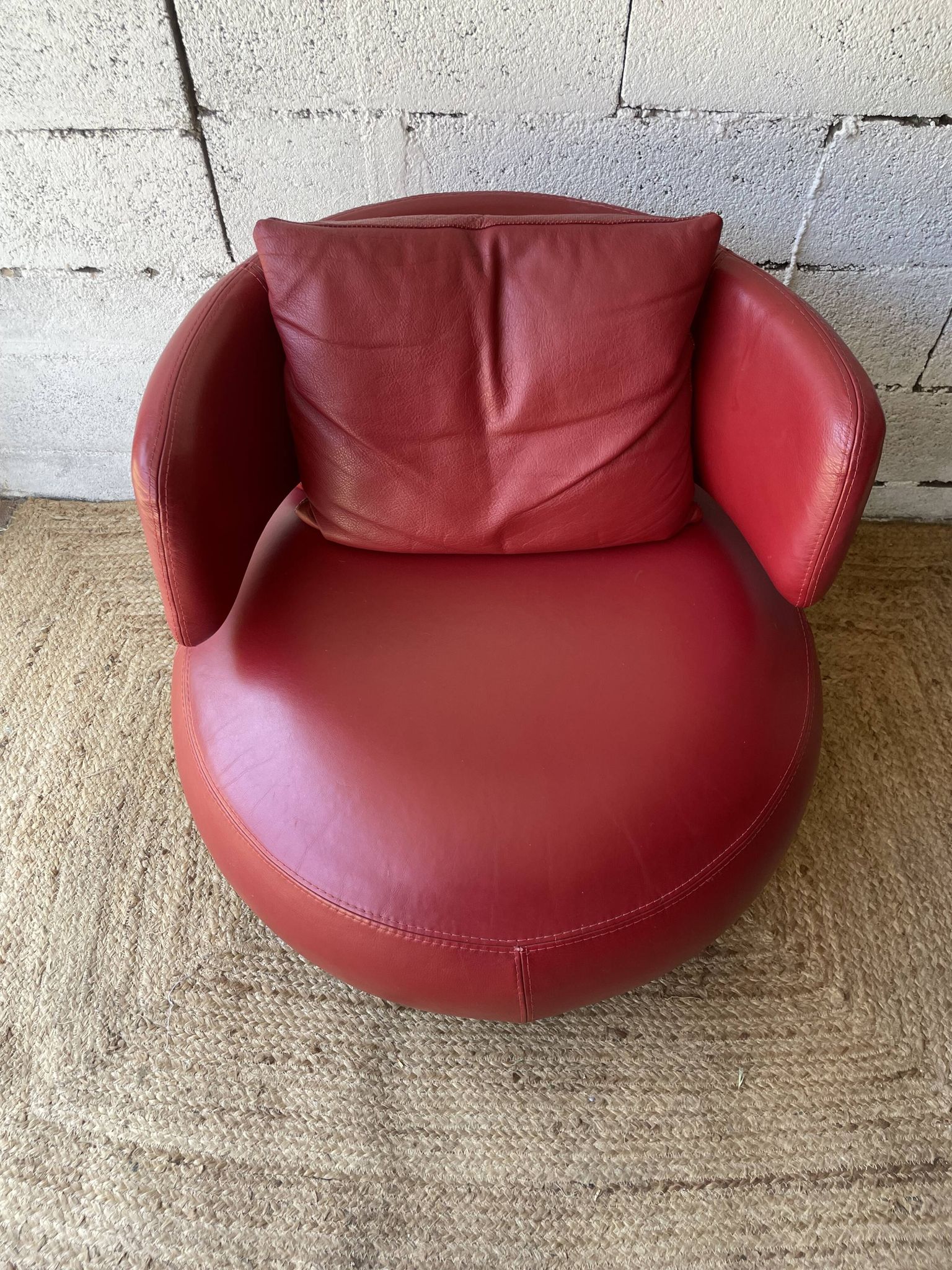 Fauteuil Curl en cuir rouge par Roche Bobois