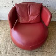 Fauteuil Curl en cuir rouge par Roche Bobois