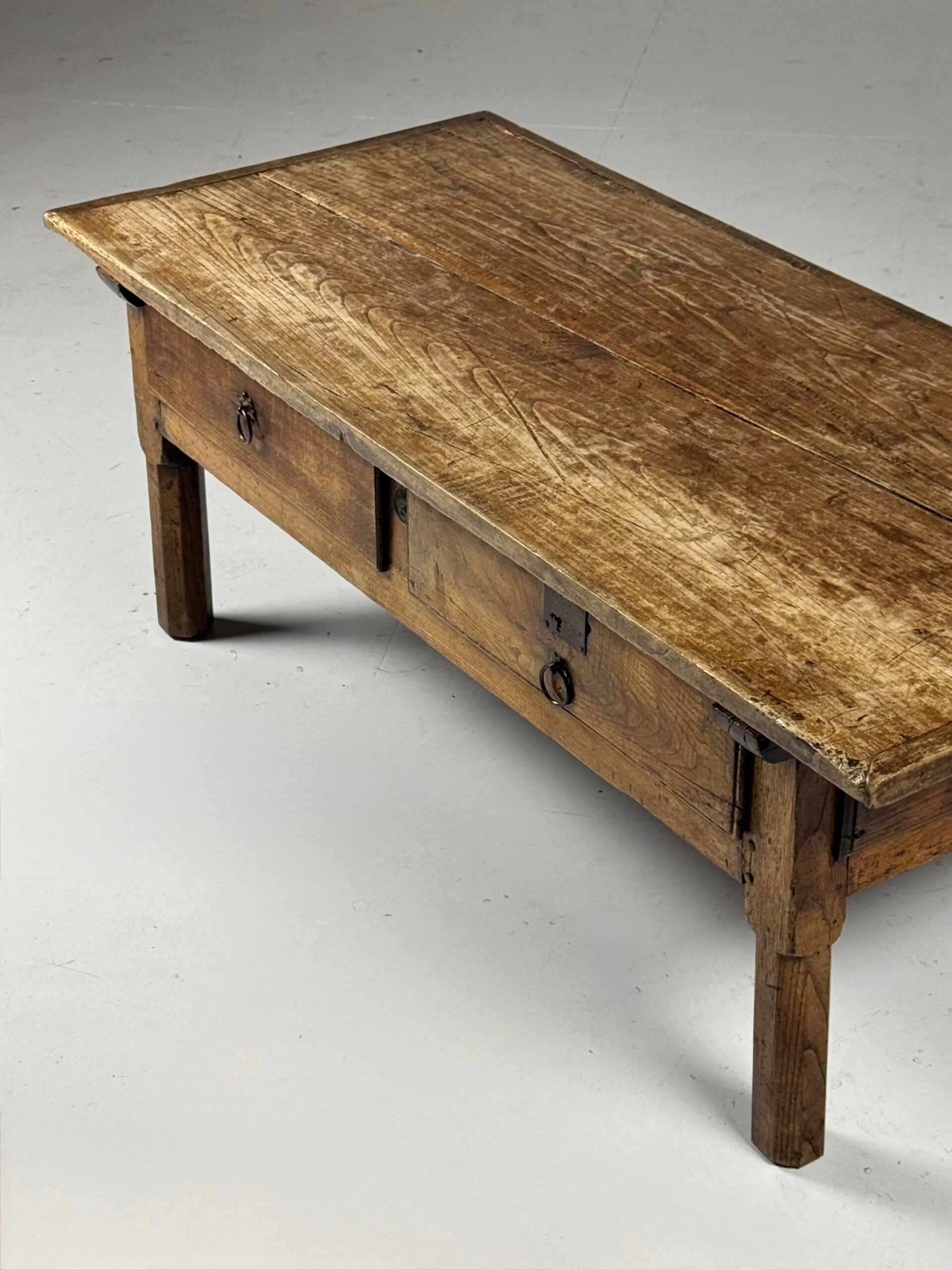 Table basse espagnole du XVIIIe siècle