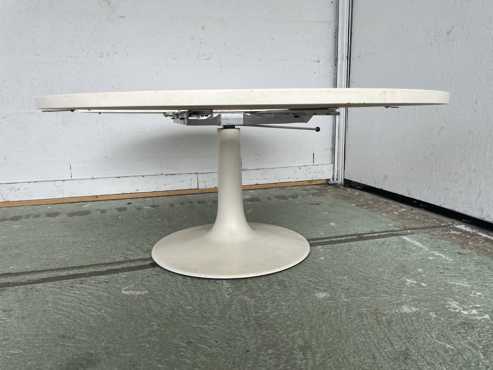 Modular tulip table JER
