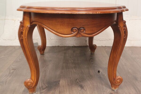 Table basse ovale style Louis XV avec plateau en verre