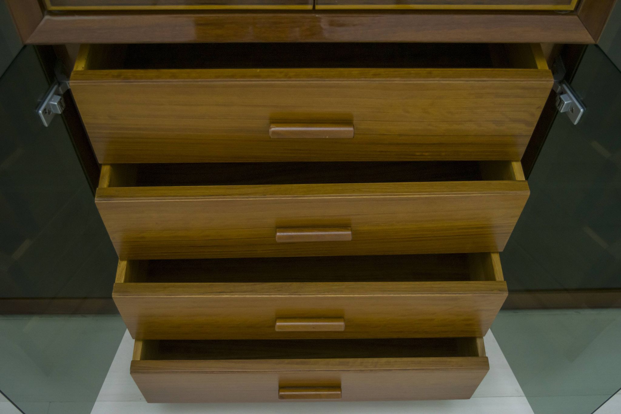 Rare meuble de bar italien marqueté "Paganini", signé Luciano Frigerio, années 1975