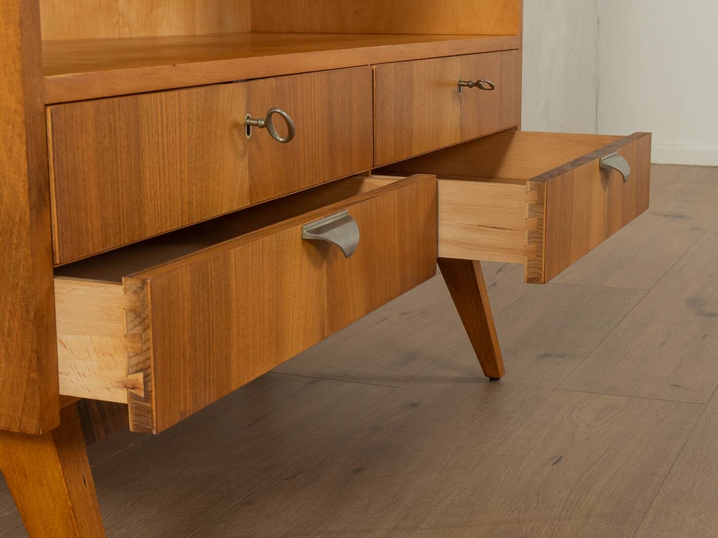 1950s Bureau, Secretary