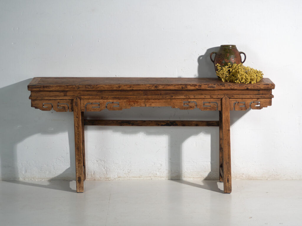 Console d’autel de grand format en pin à frise ajourée – Chine, vers 1930