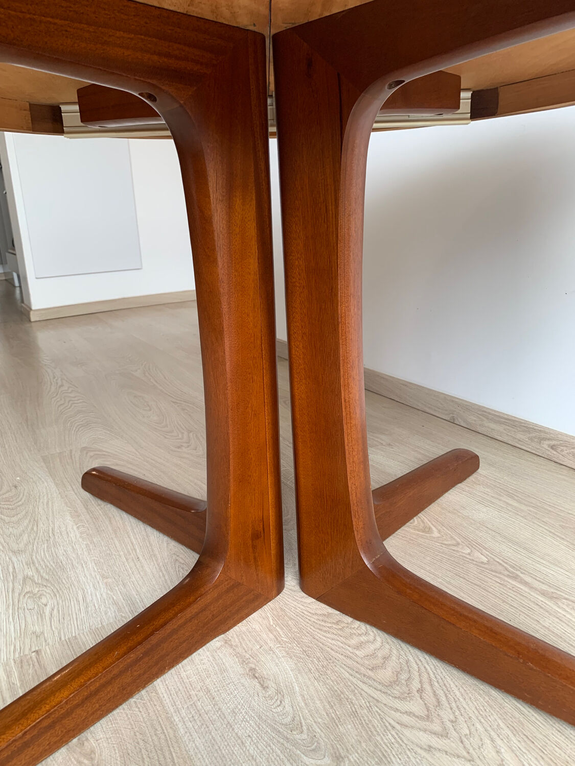 Vintage round table edited by Baumann