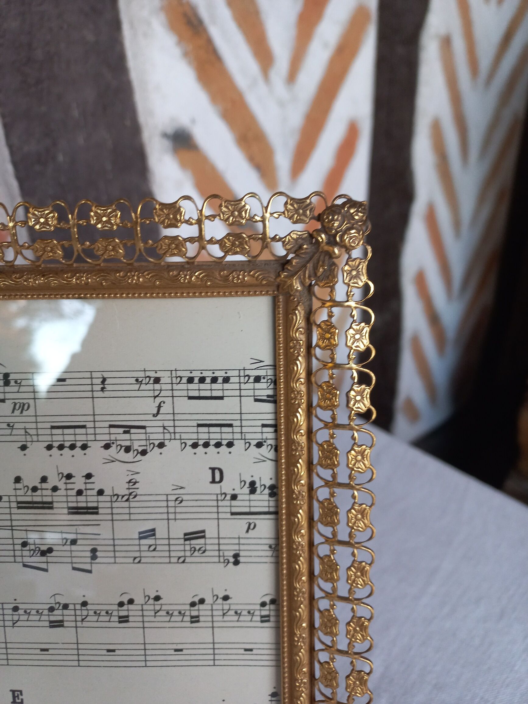 Chiseled gold pose photo frame