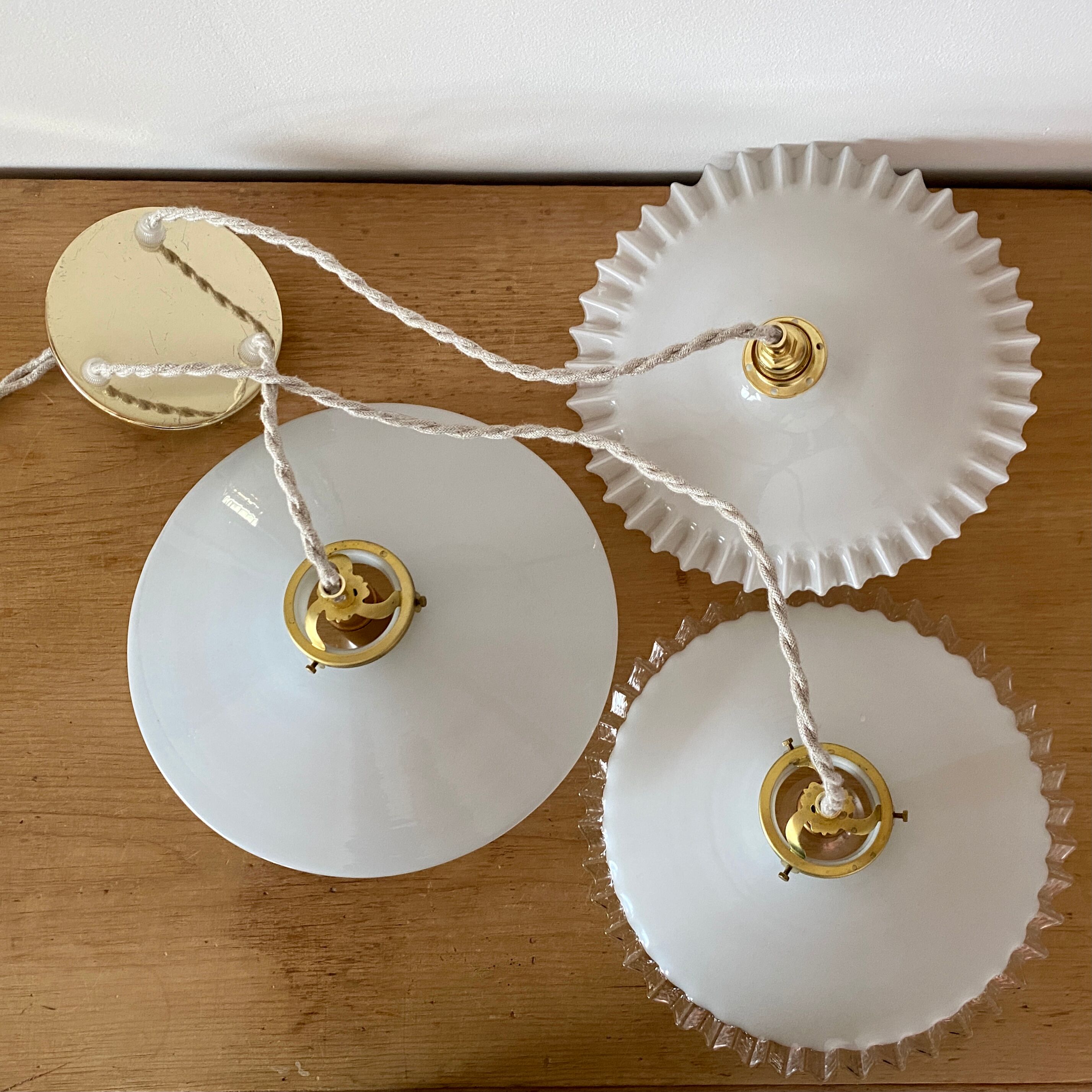 Suspension cascade three lights vintage lampshade in white opaline
