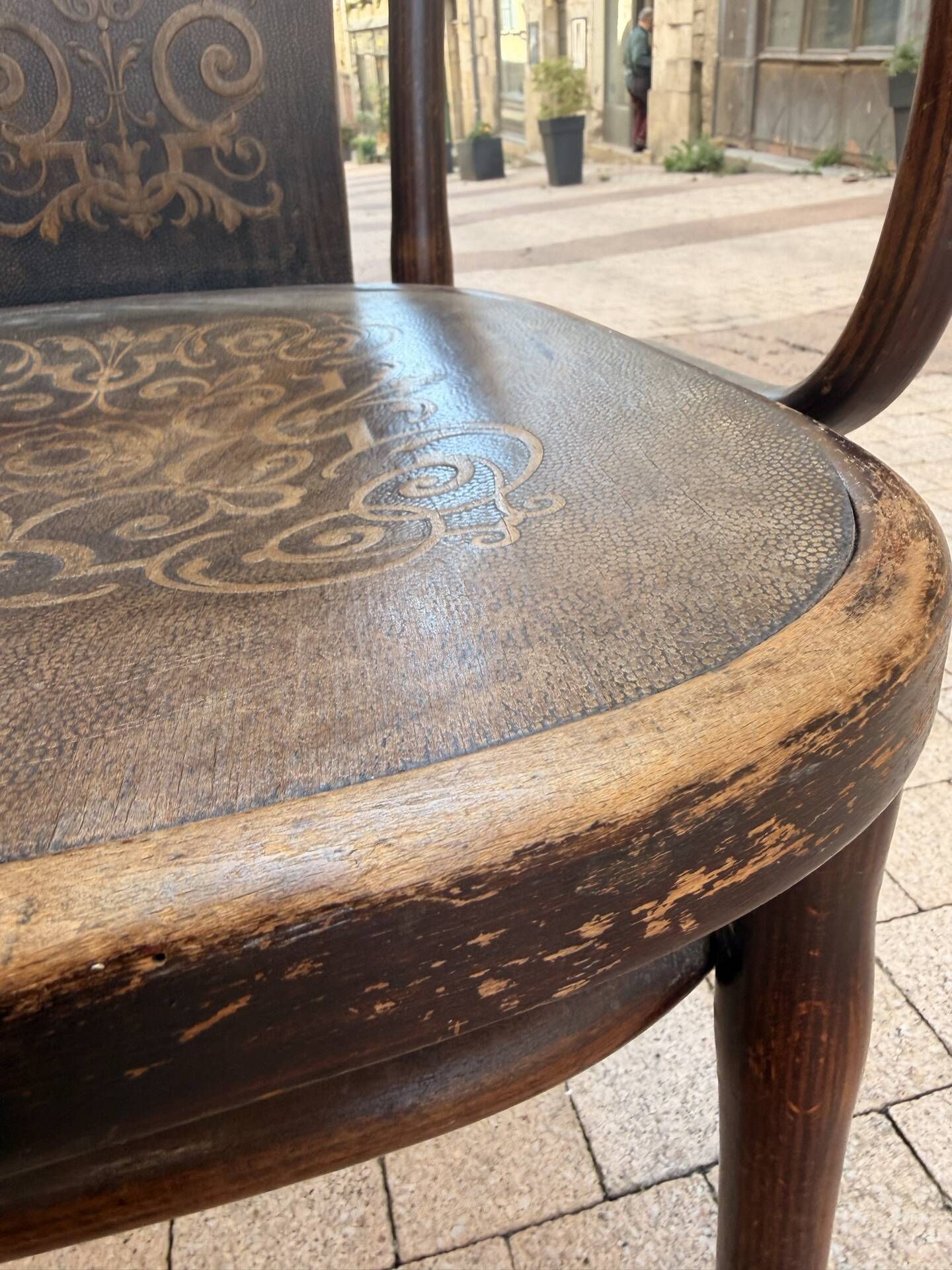 Fauteuil Thonet ancien, assise et dossier en bois pressé Art Nouveau