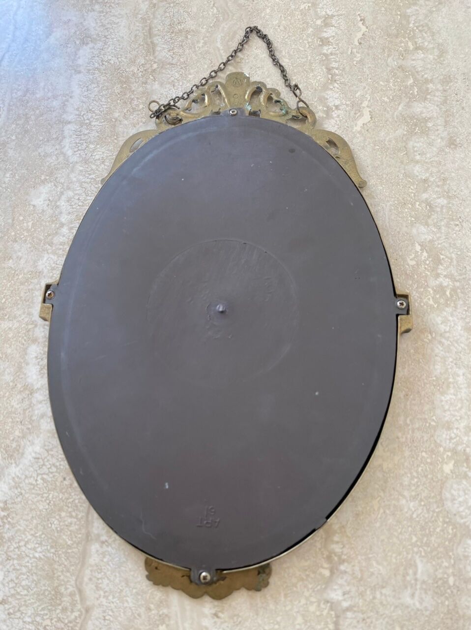 Oval mirror in gilded brass