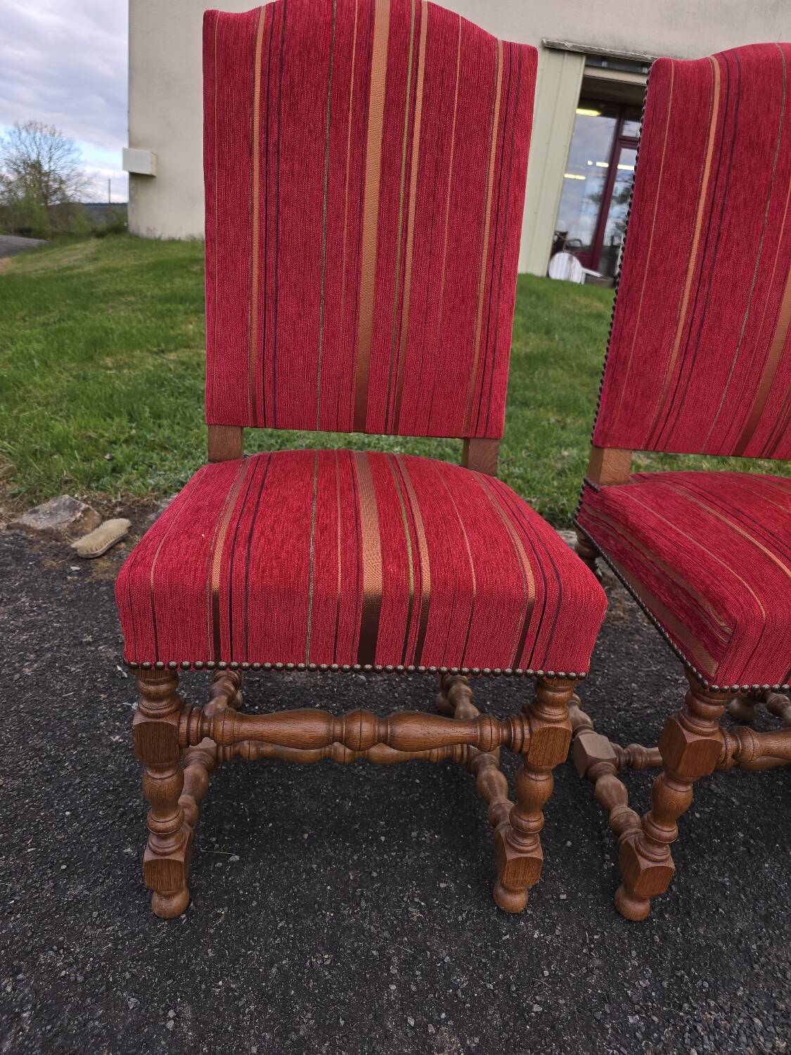 Série de six chaises  Louis  XIII en chêne