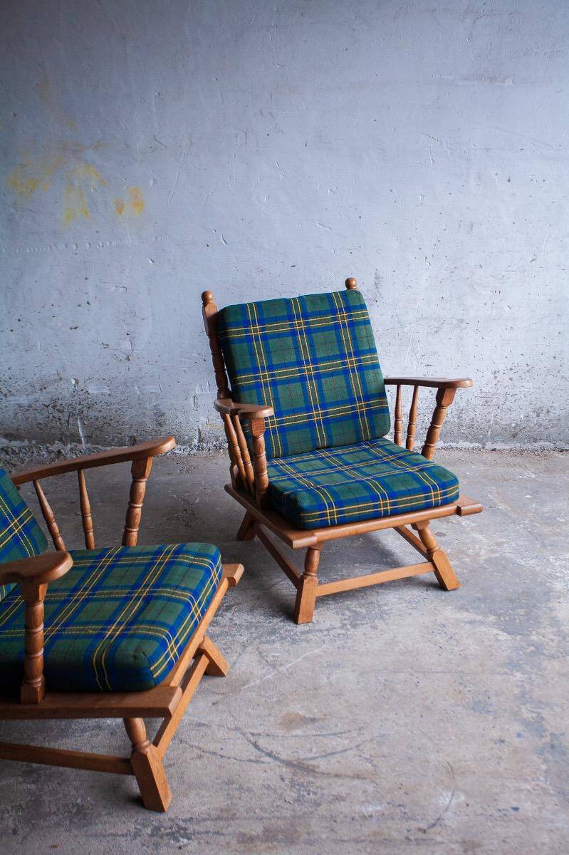 Canapé 3 places en chêne style années 50, avec tissu à carreaux vert-bleu et accoudoirs à fuseaux tournés.