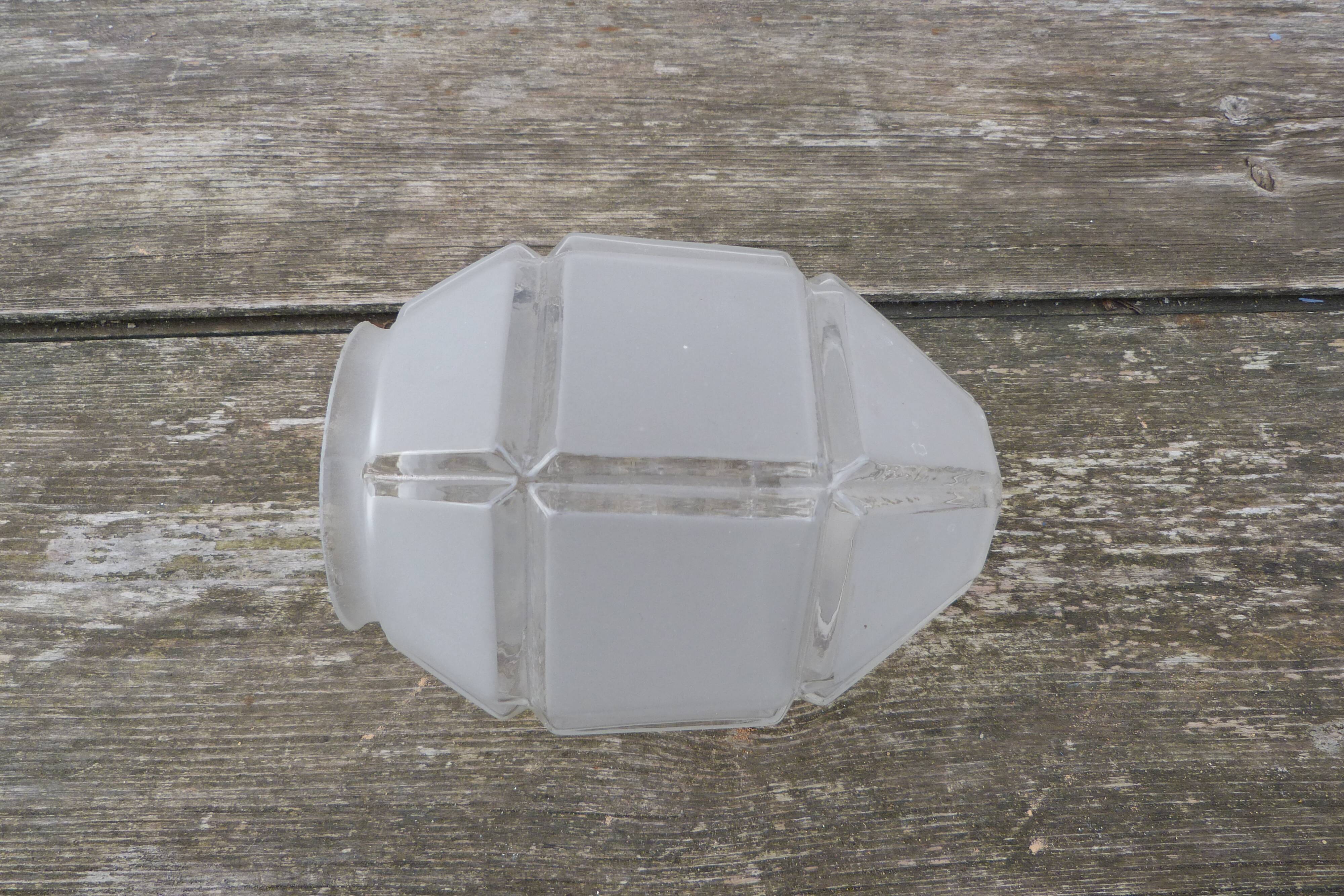 Art Deco lamp globe in frosted glass shapes ovoide geometric patterns