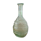 Carafe en verre vert soufflé et décor en relief