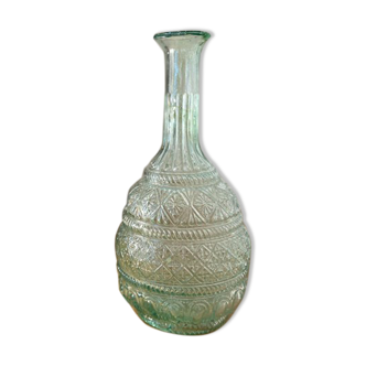 Carafe en verre vert soufflé et décor en relief