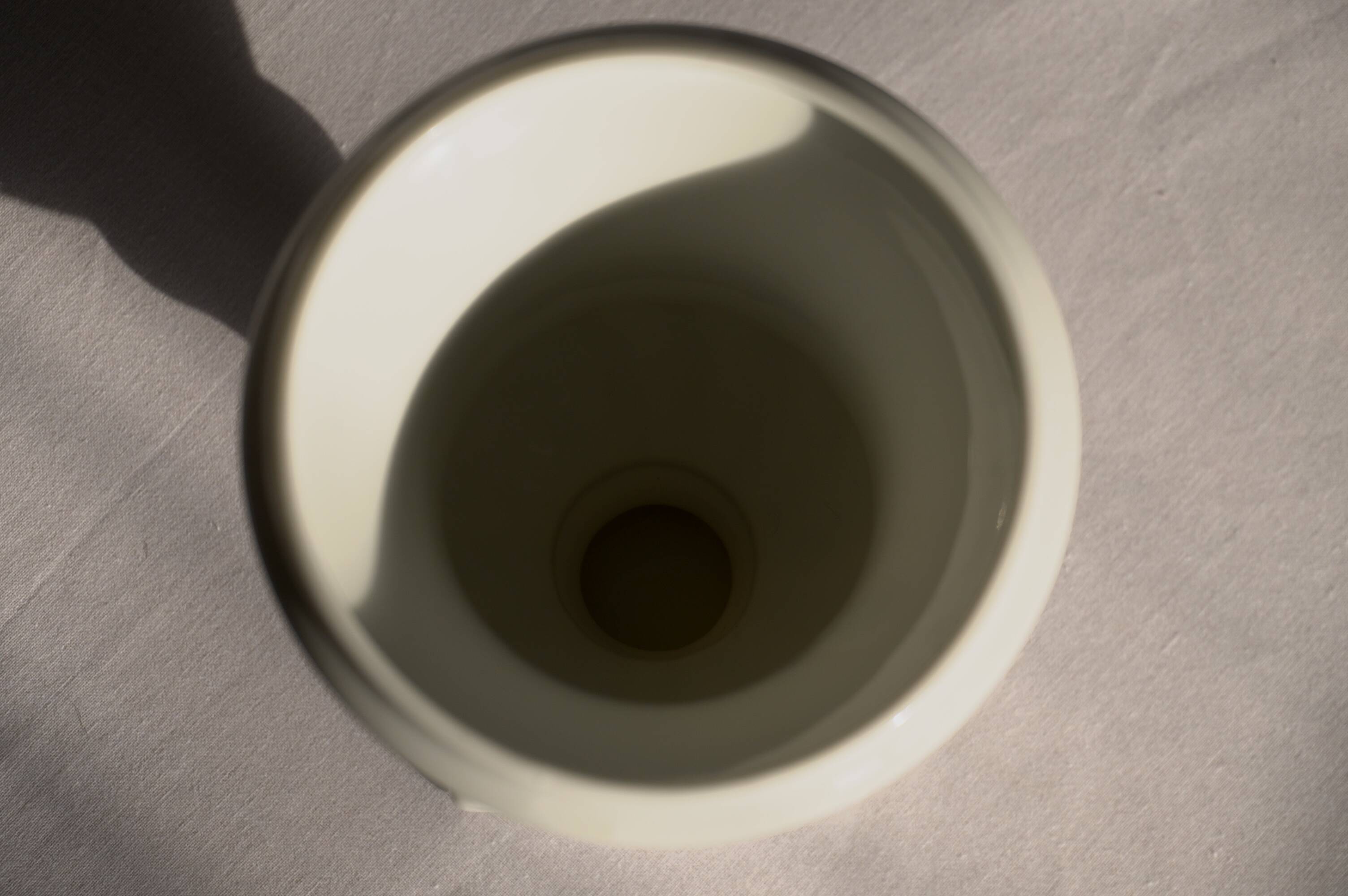 Médicis vase with floral decoration, made of Limoges porcelain.