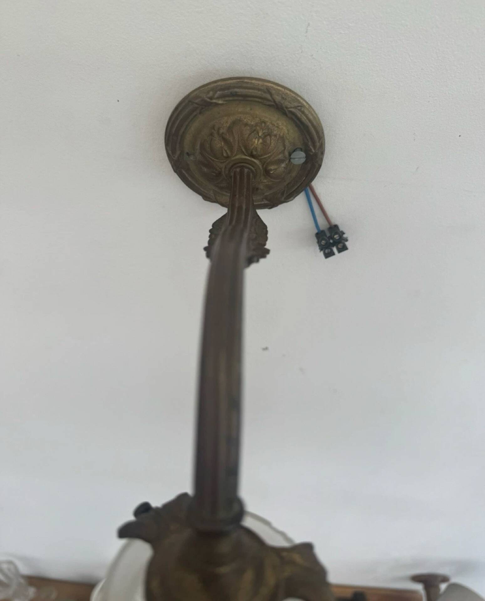 Antique bronze wall light in Louis XVI style - tulip-shaped glass paste flower.