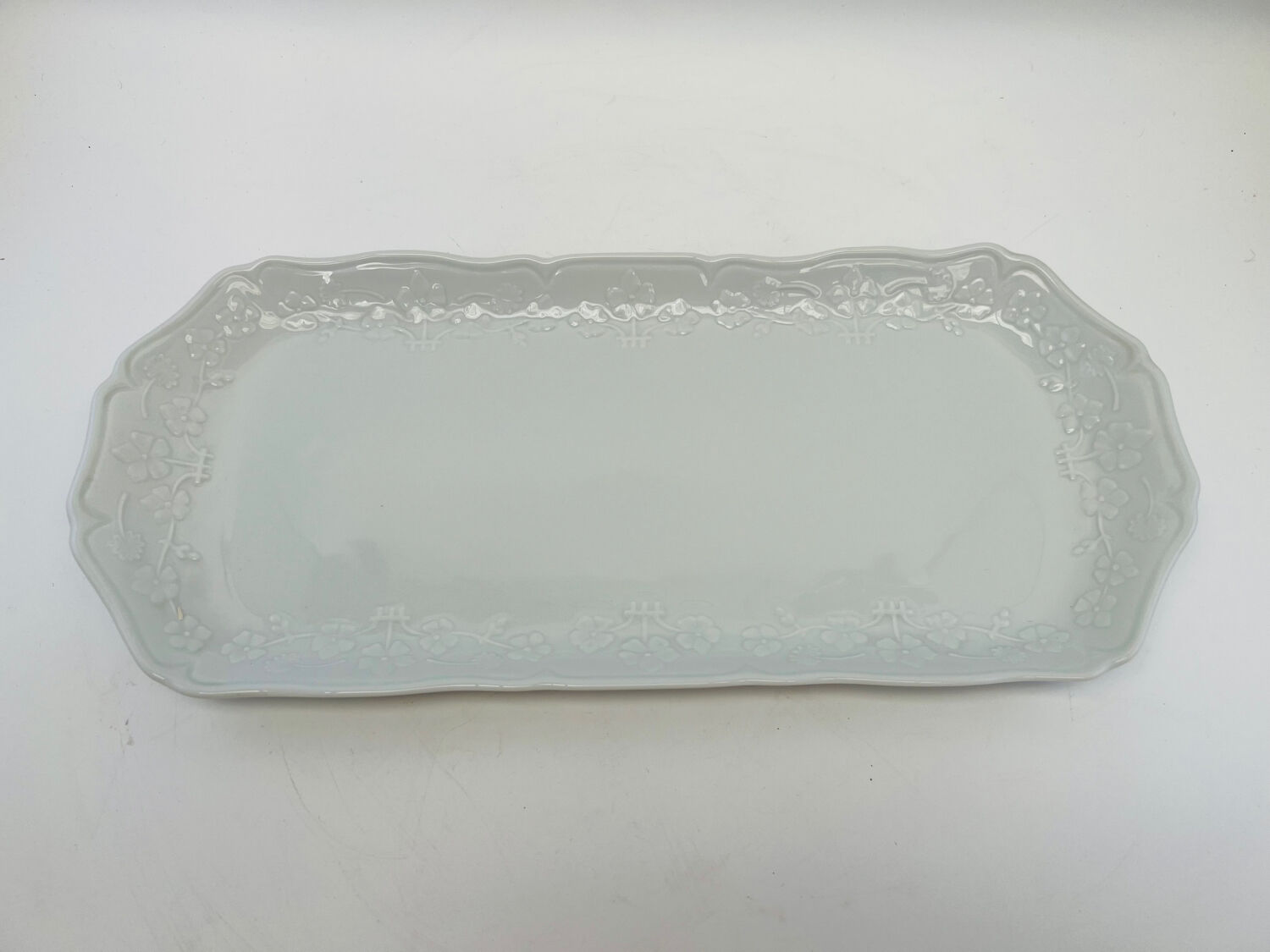 White porcelain cake dish