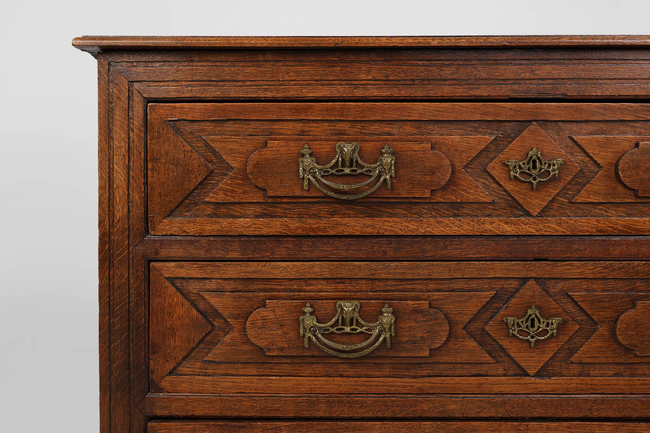 Antique hand crafted en carved chest of drawers in oak, ca. 1800