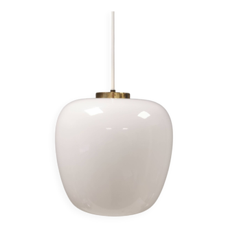 Lampe à suspension en verre opale avec plateau en laiton du danois Fog&Mørup des années 1970