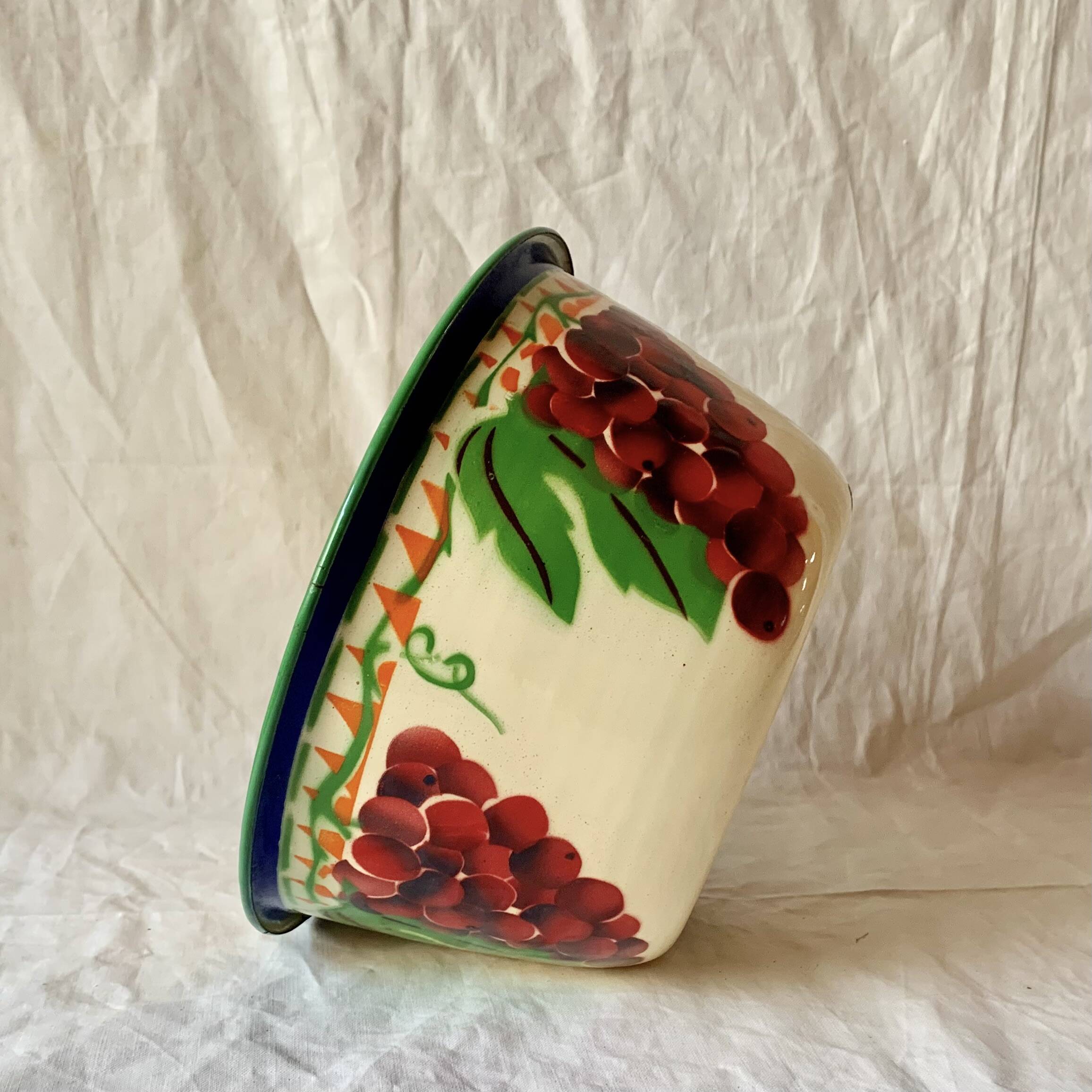 Old salad bowl in enamelled sheet metal - bunches of grapes decor