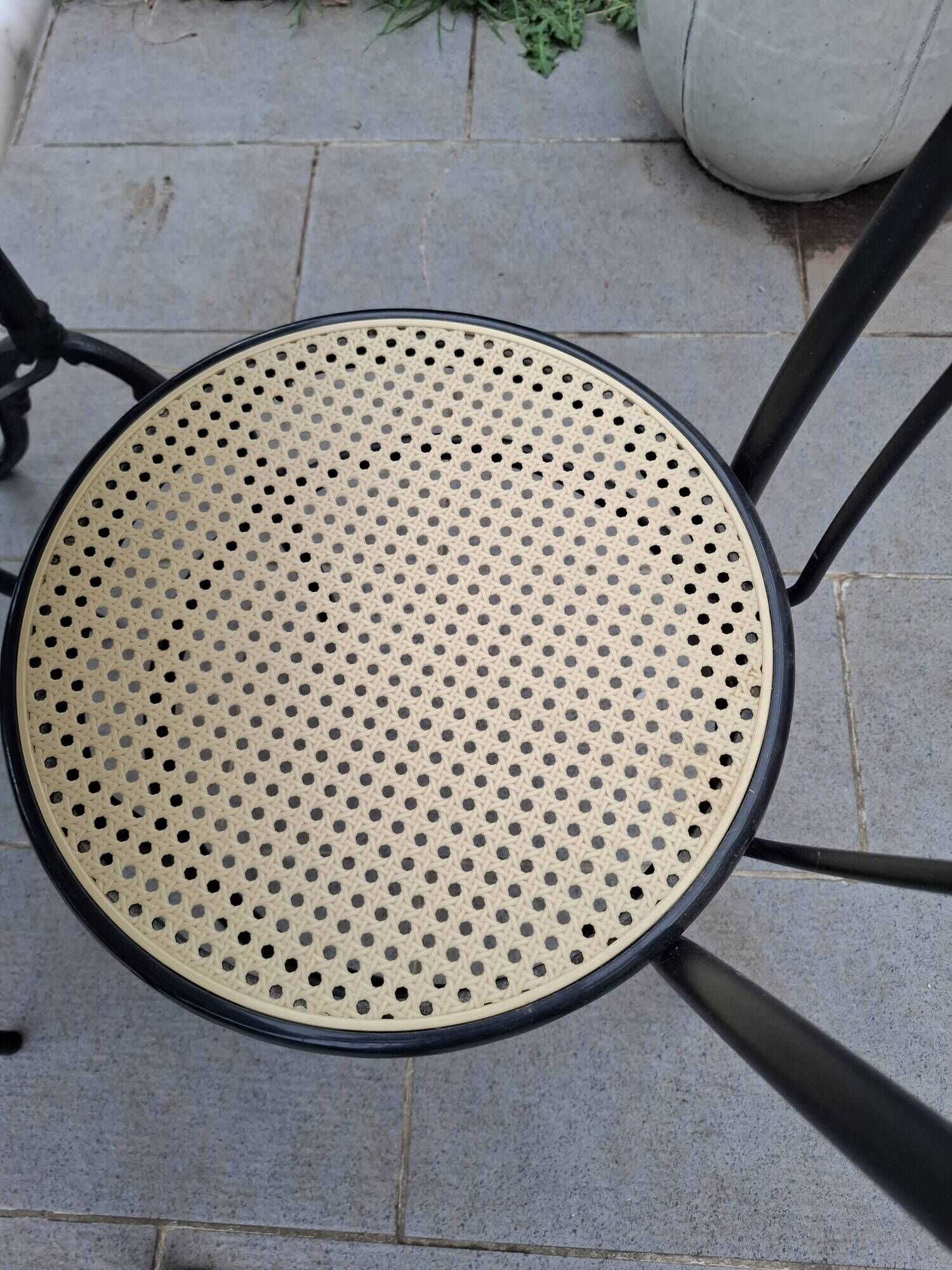Marble oval veined bistro table + 2 aluminium chairs