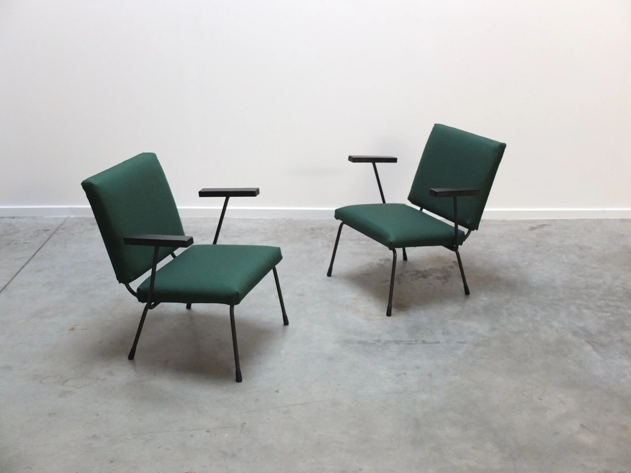 Modernist pair of '1401' easy chairs by Wim Rietveld for Gispen, 1954