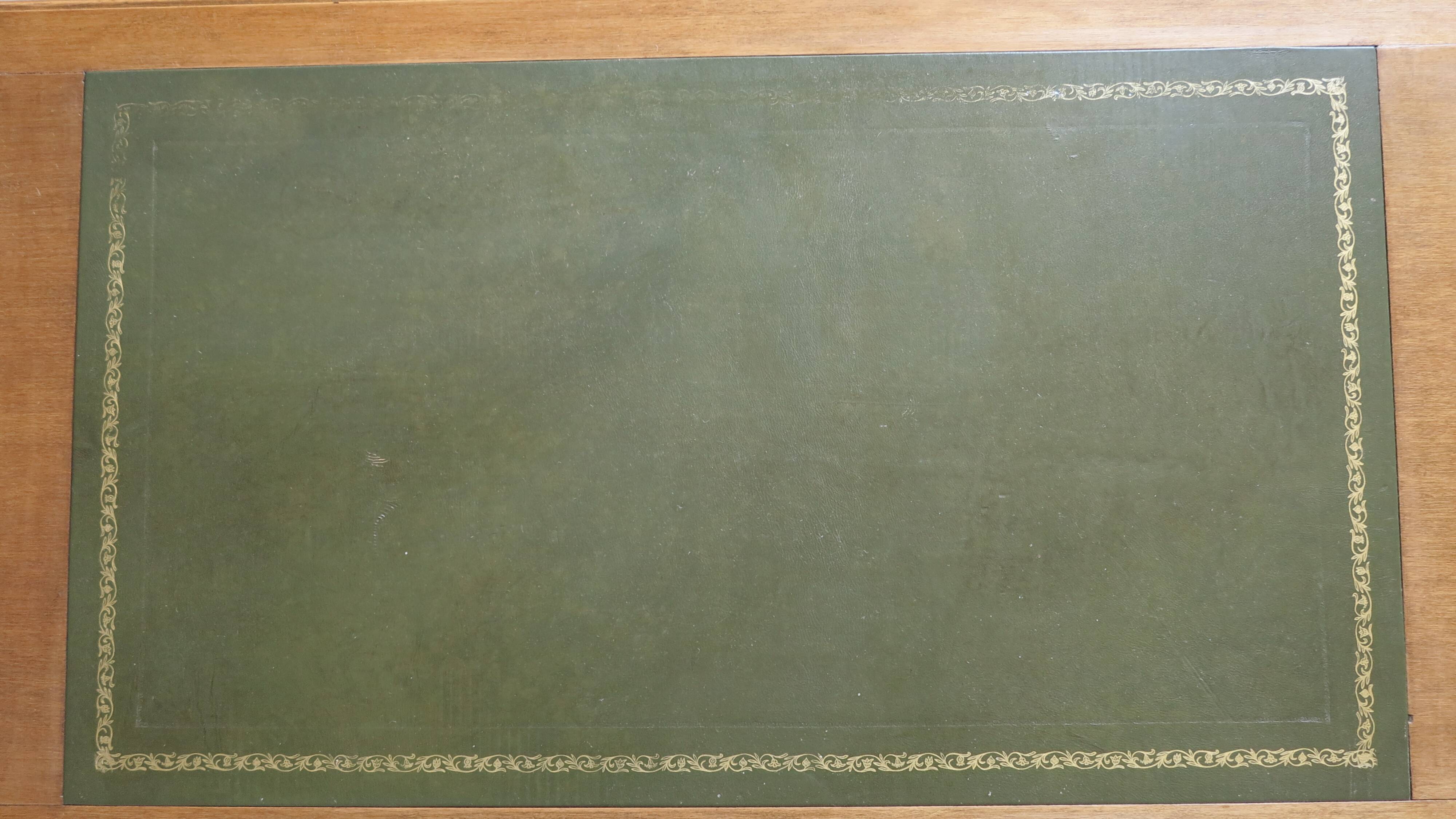 bureau classique dessus cuir