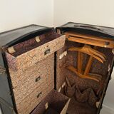 Travel trunk locker room
