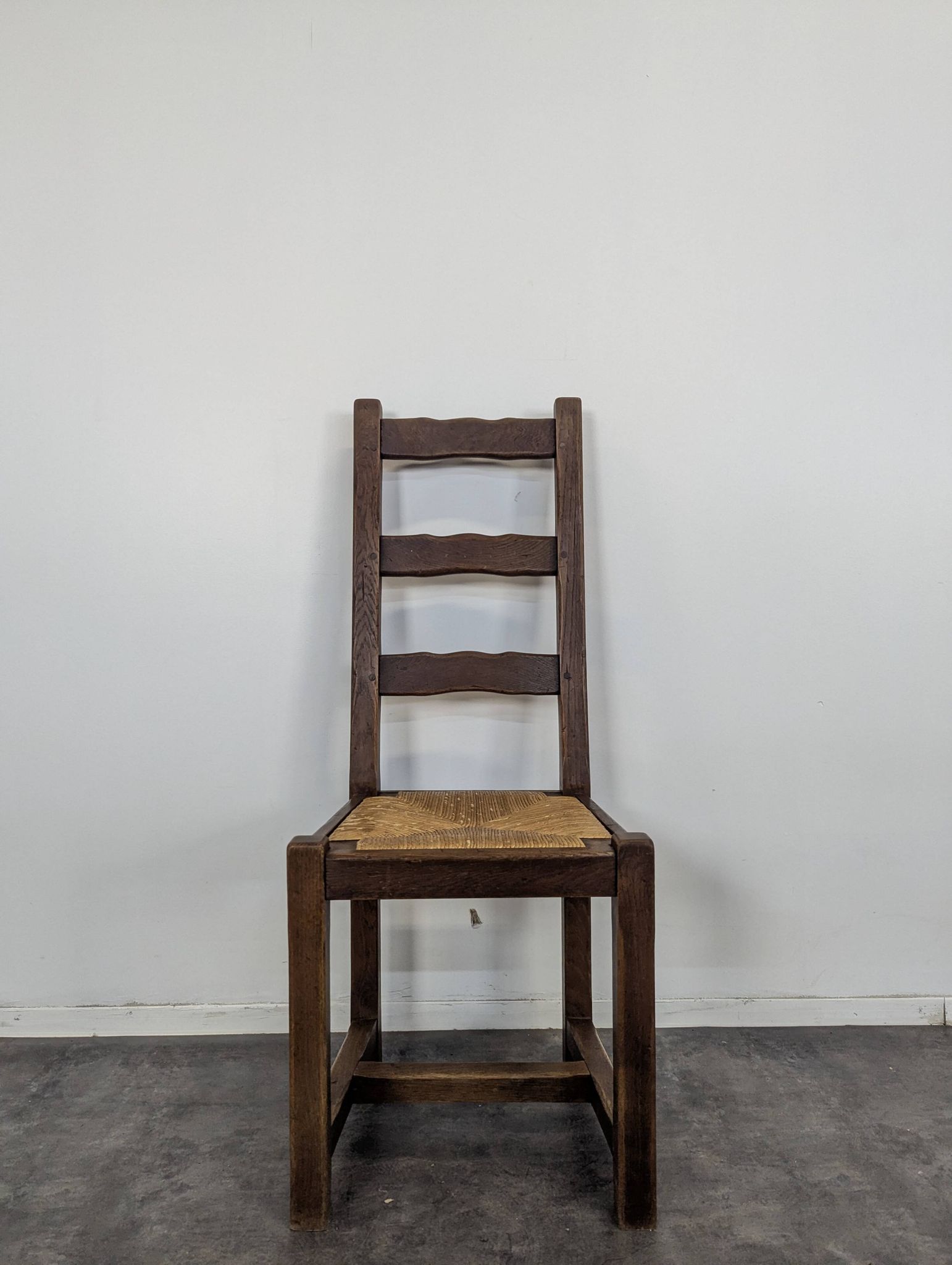 Série de 4 chaises rustiques en chêne assises paillées