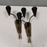 Un ensemble d'appliques en métal laqué noir avec détails en laiton