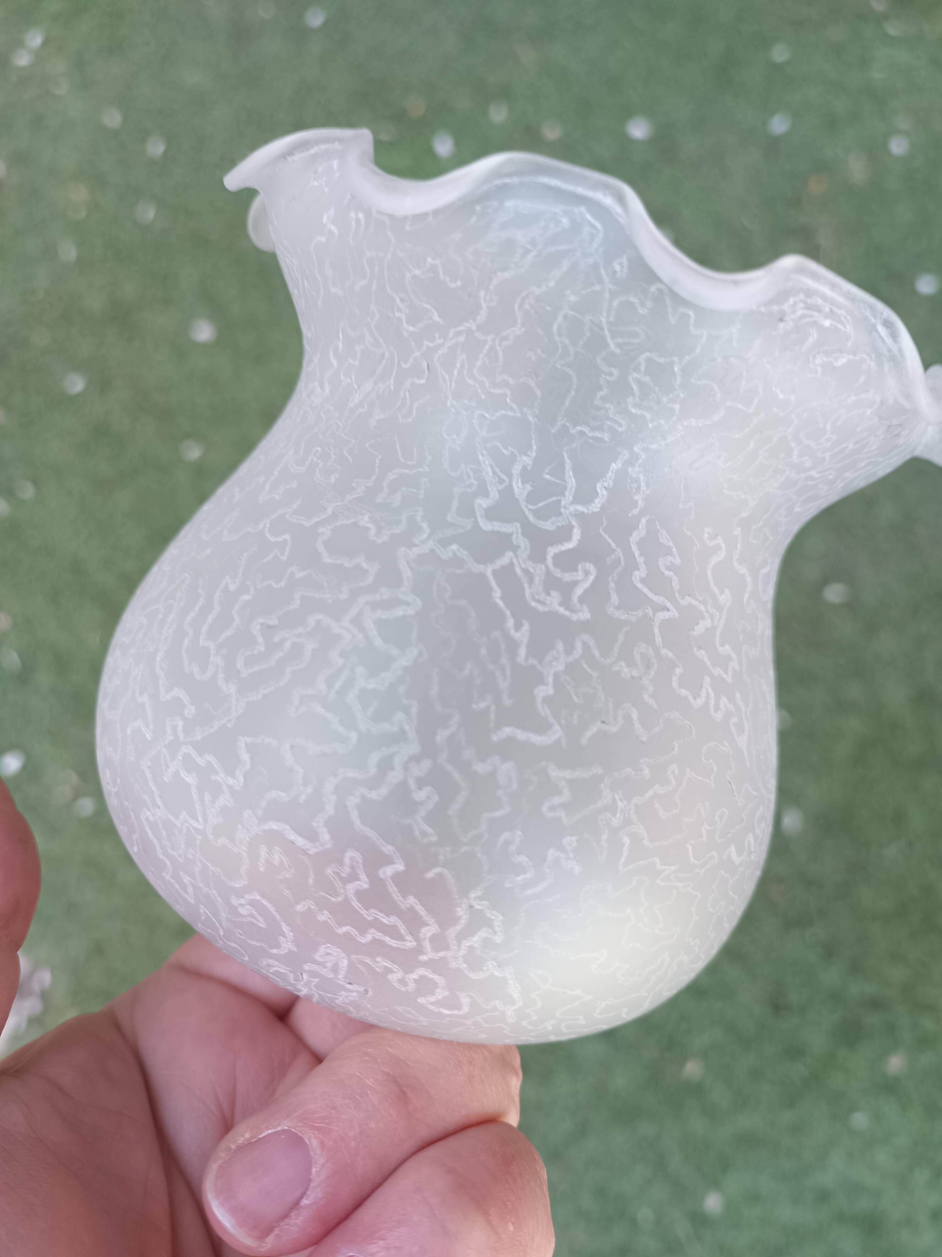 Antique gilded bronze lamp with engraved tulip medallion, 47 cm, interior decoration.