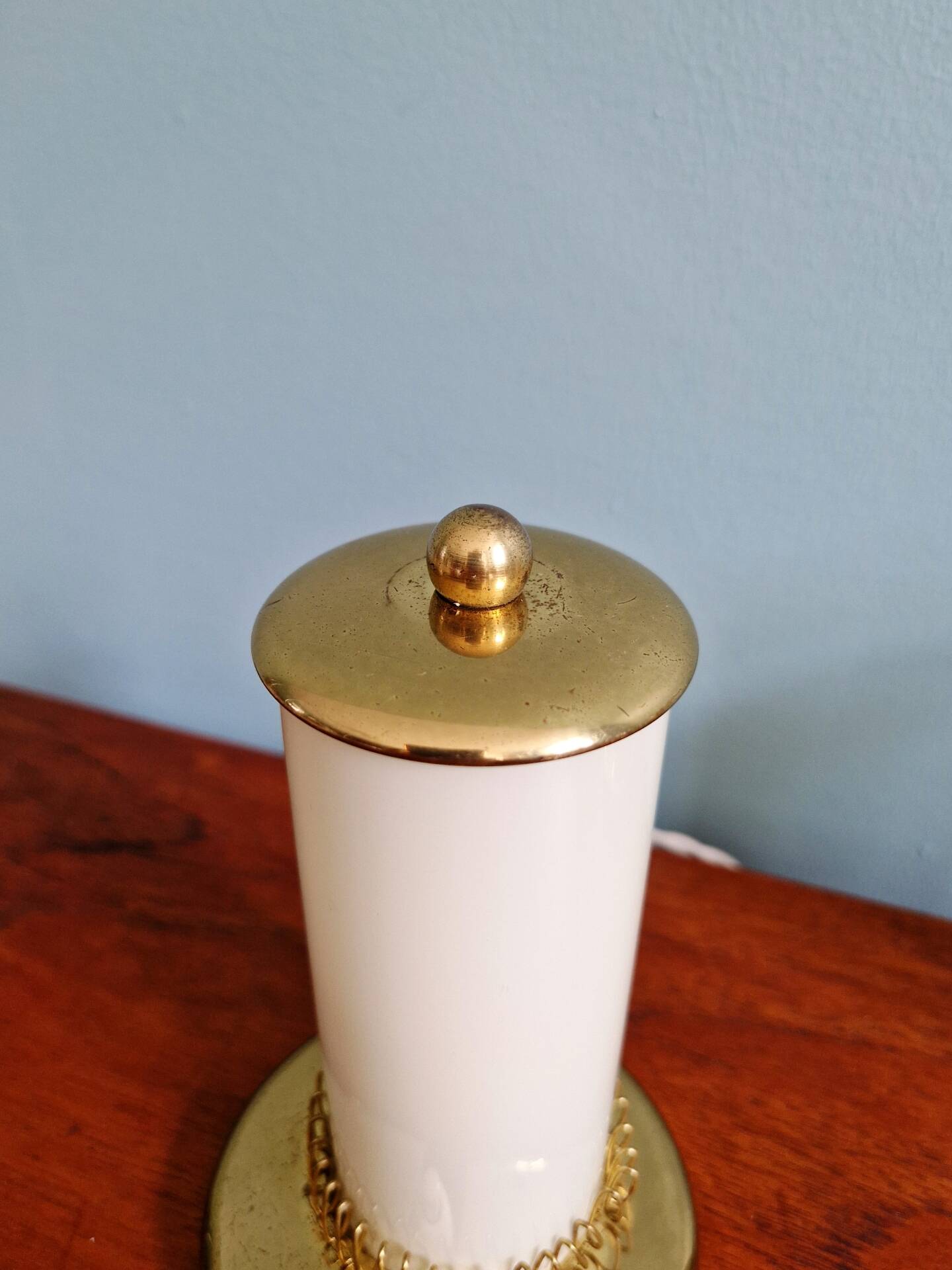 Pair of Mid-century bedside lamps in brass and opaline, 1950.