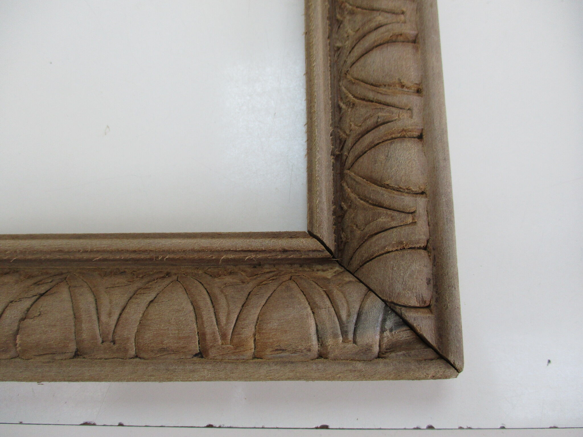 Encadrement ancien en bois naturel pour sujet de 28,5 x 34 cm