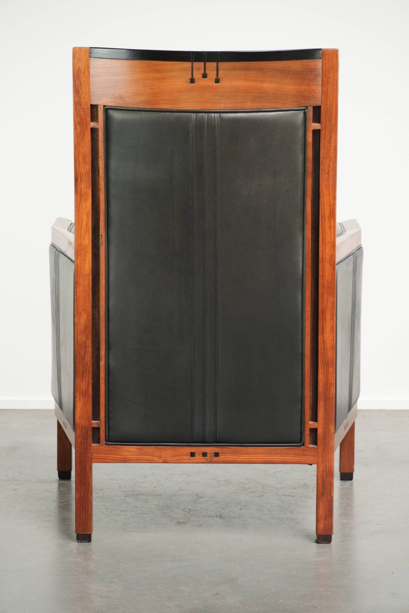 Fauteuil Art Déco en cuir de vache au design élégant