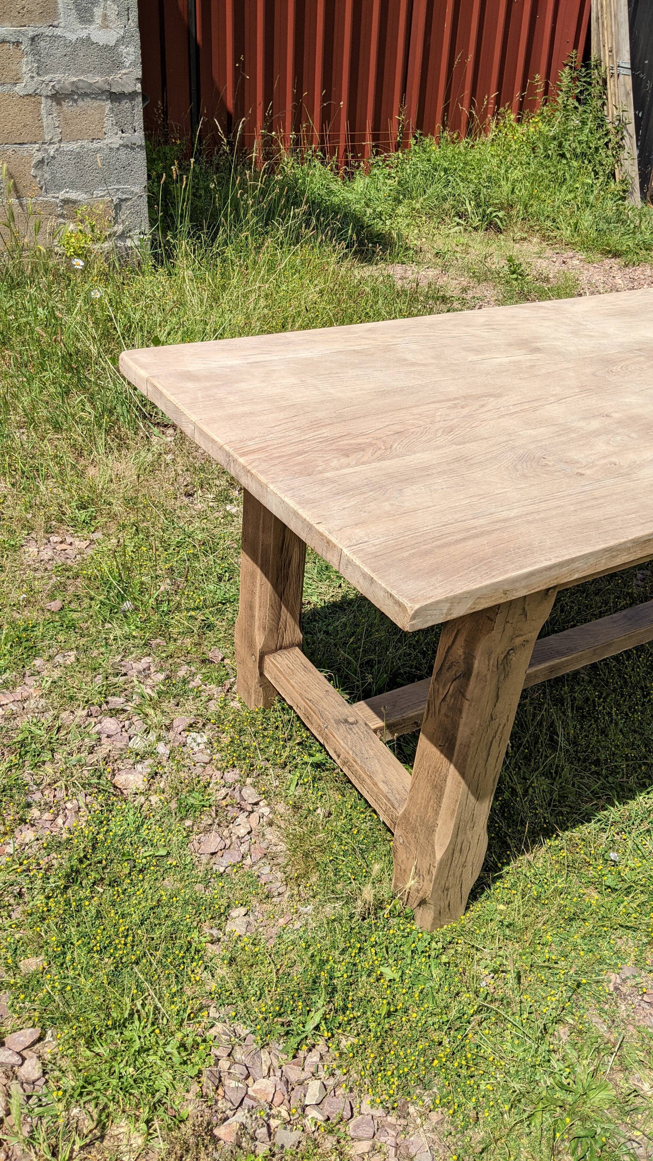 Old table in solid chene