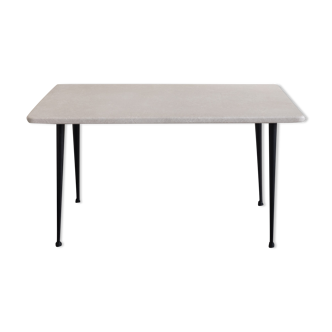 Table basse grise pieds métalliques