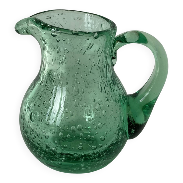 Verseuse ou broc miniature en verre bullé menthe à l’eau, signé Biot