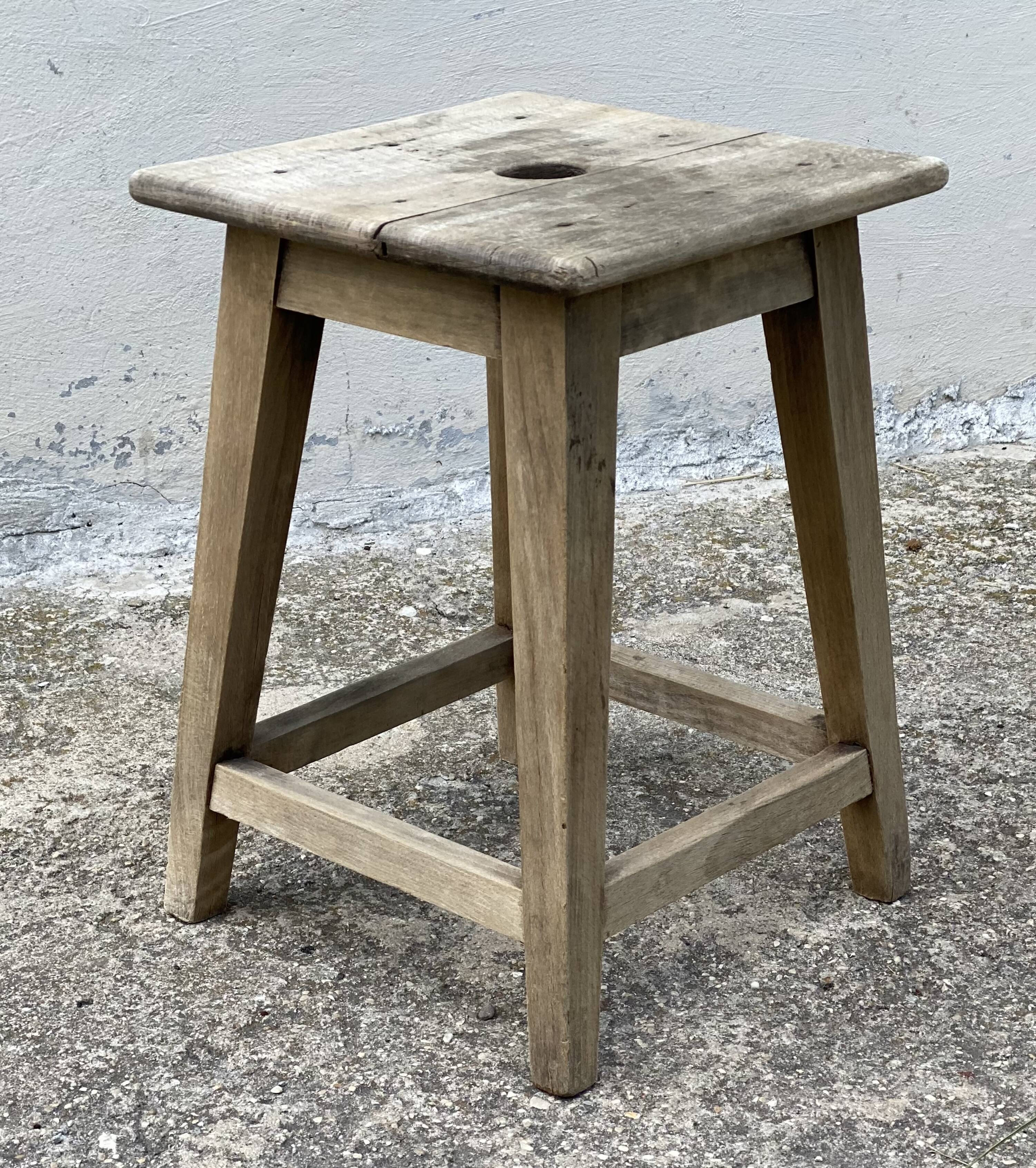 Tabouret d'atelier brutaliste carré à entretoise