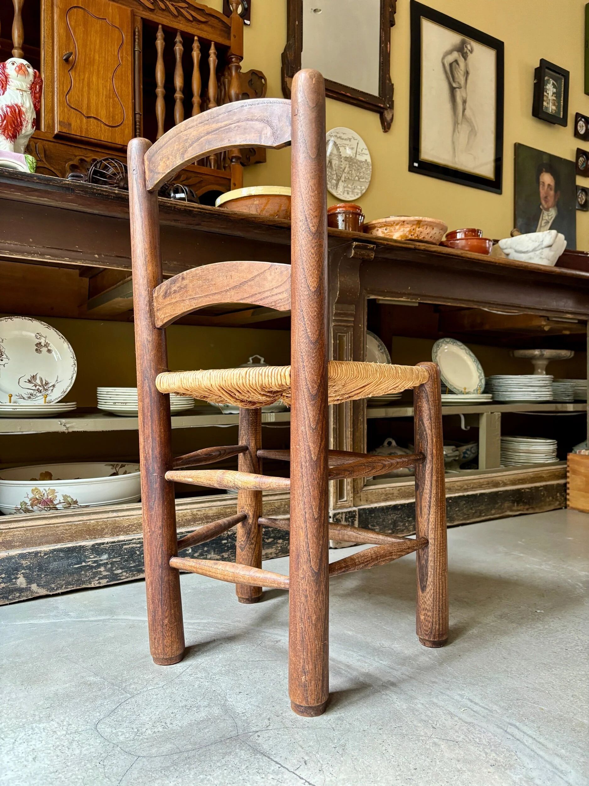 Provençal chair in dark wood and woven straw.
