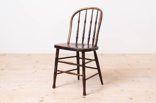 Ensemble de 4 chaises de salle à manger de style campagnard, dossier à barreaux, début du 20e siècle
