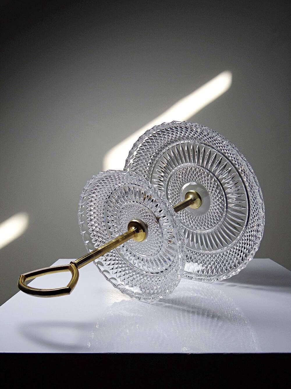 Silent servant/vintage display in moulded crystal & gilded metal from the 1970s-1980s