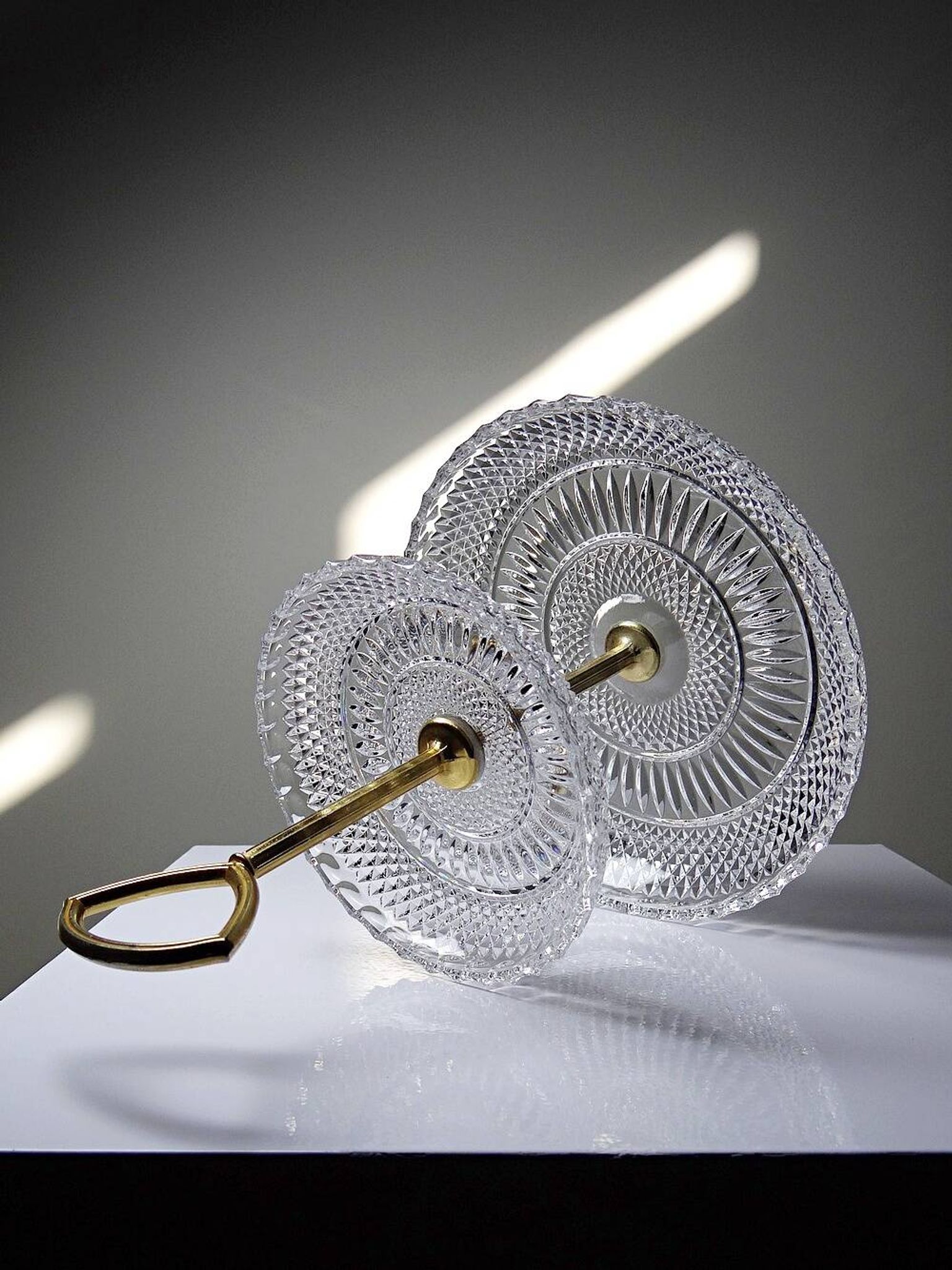 Silent servant/vintage display in moulded crystal & gilded metal from the 1970s-1980s