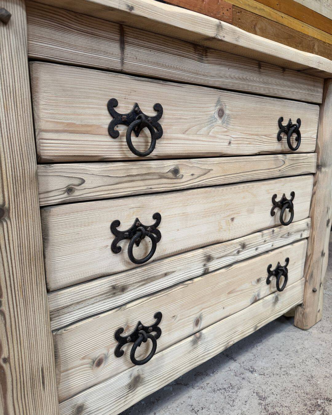 Commode en pin massif