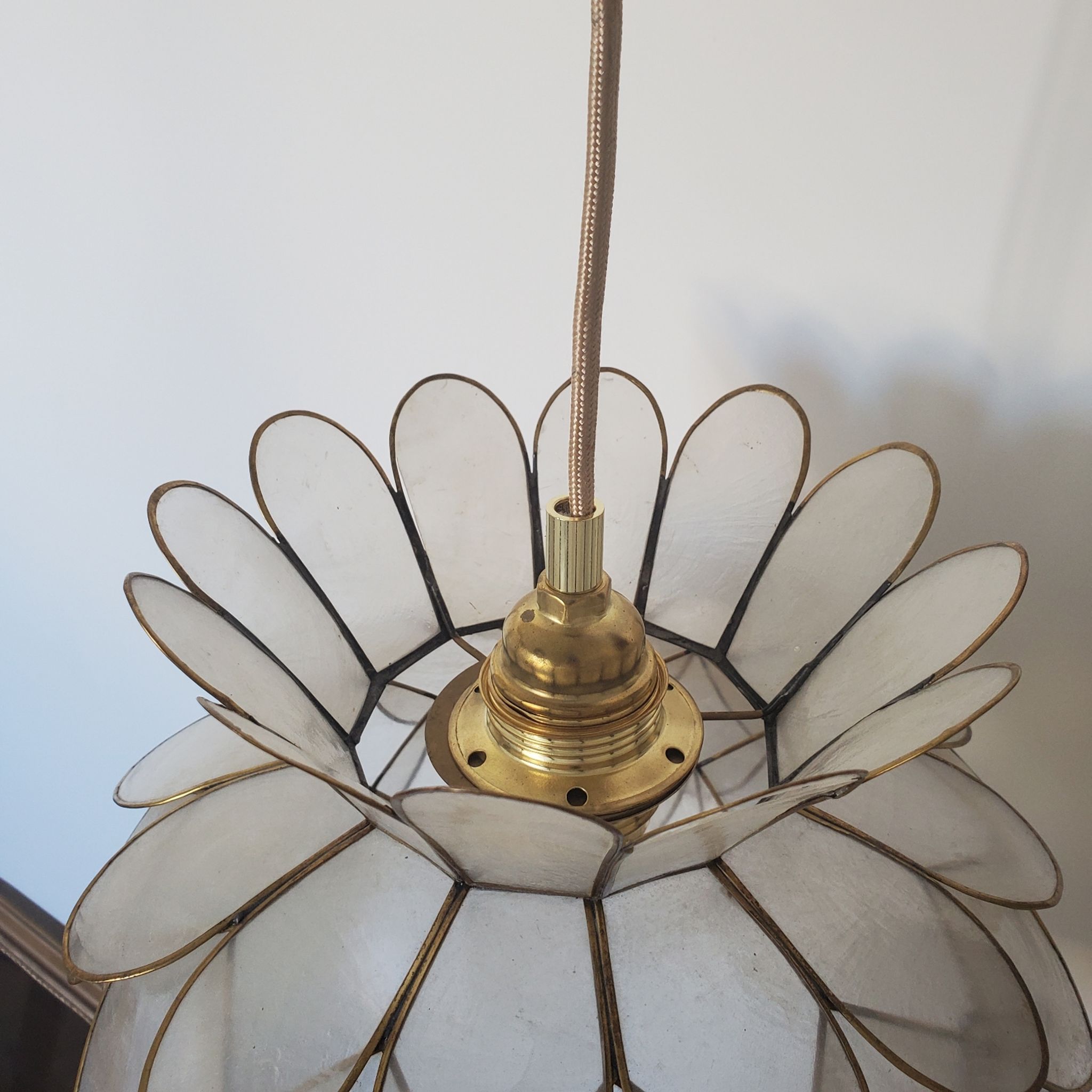 Suspension fleur de lotus en nacre et laiton
