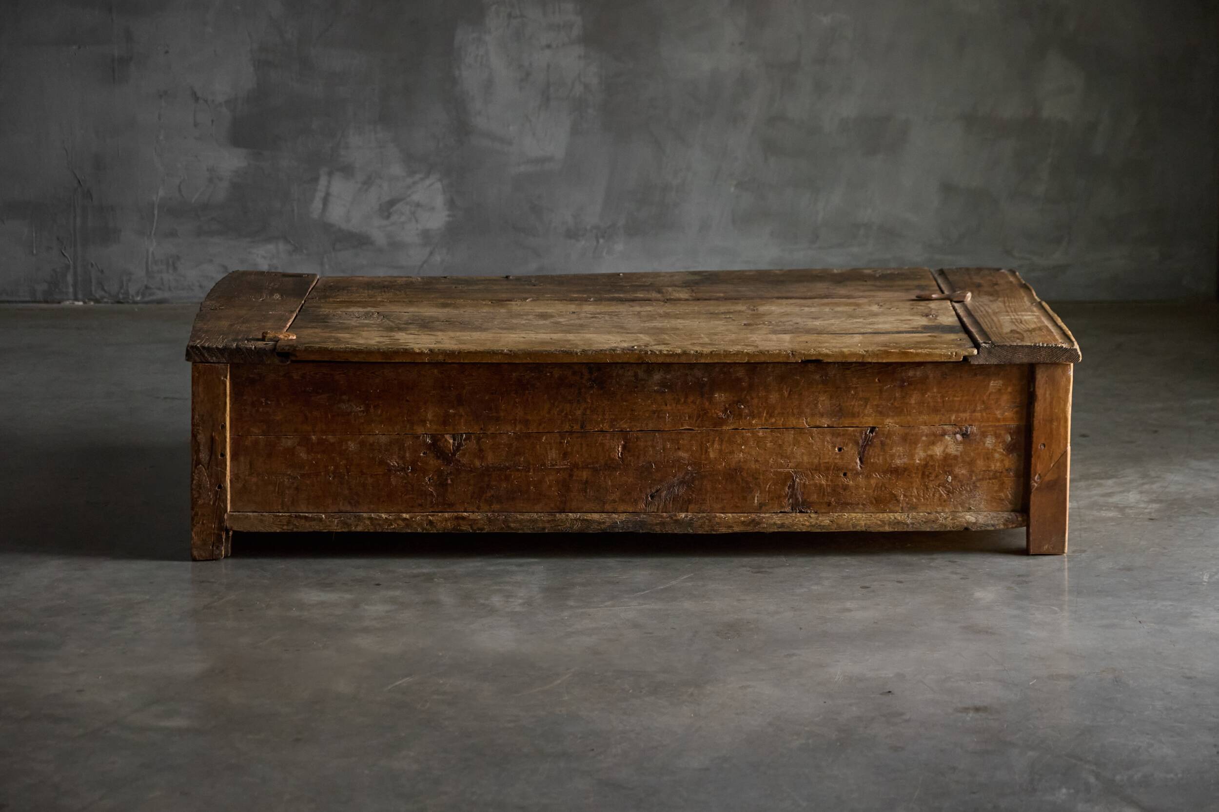 Table basse en chêne rustique vernaculaire, France, 20e siècle
