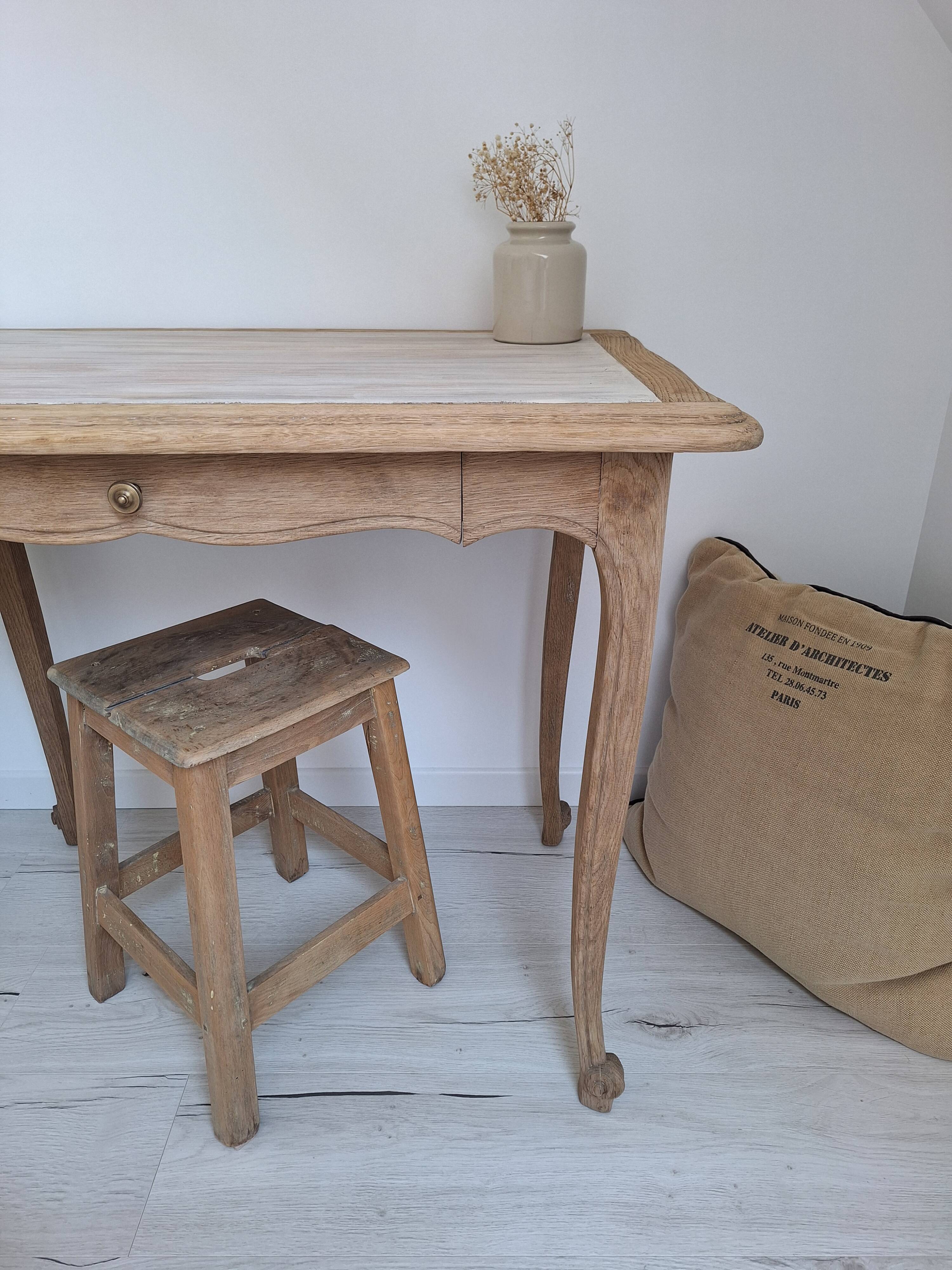Bureau ancien de style Louis XV esprit campagne chic