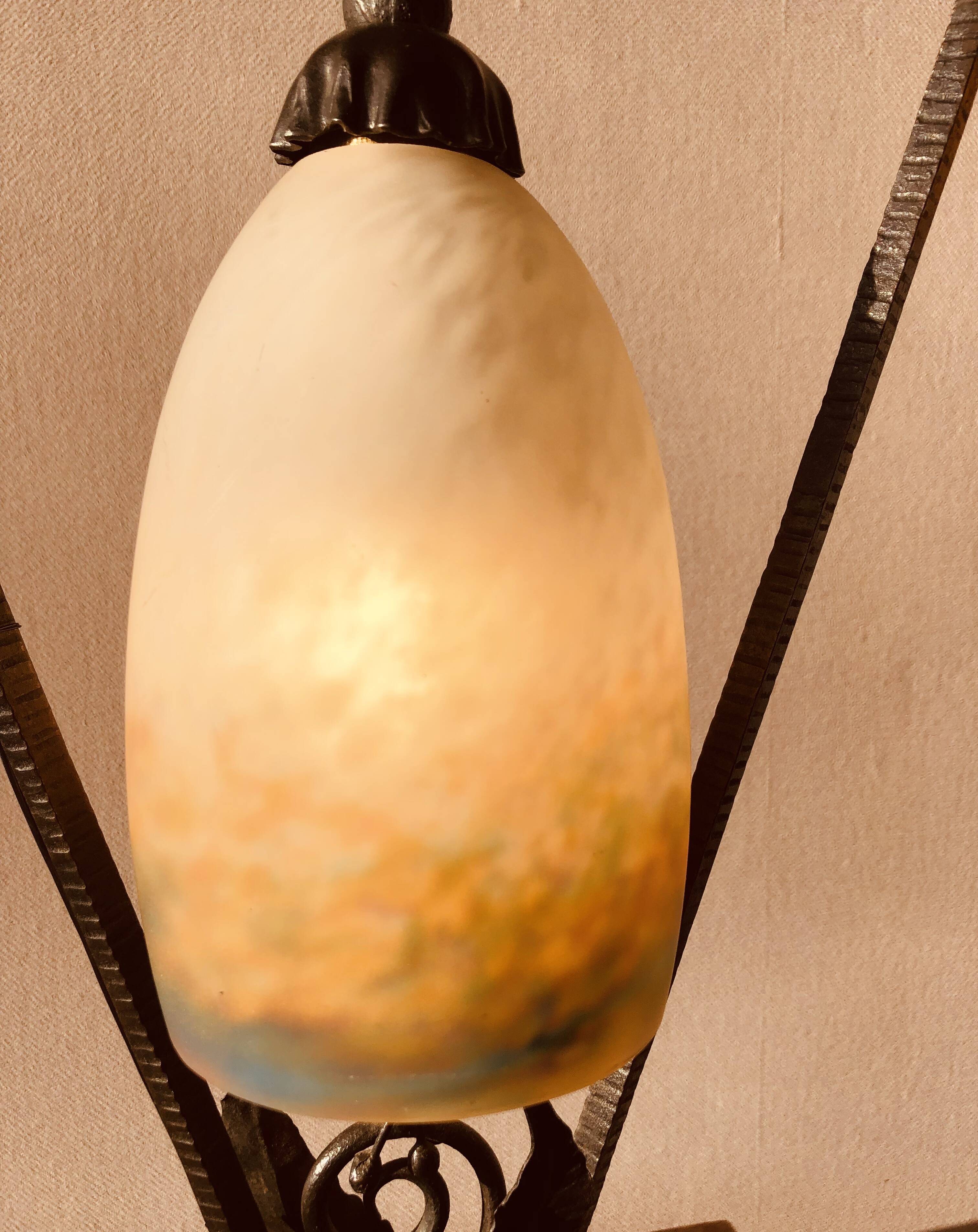 Art deco table lamp with hammered wrought iron base and tulip muller brothers lunéville signed