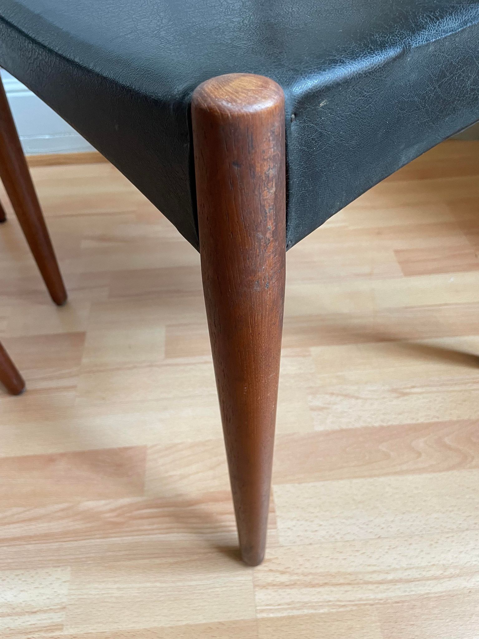 Paire de chaises scandinaves simili cuir noir