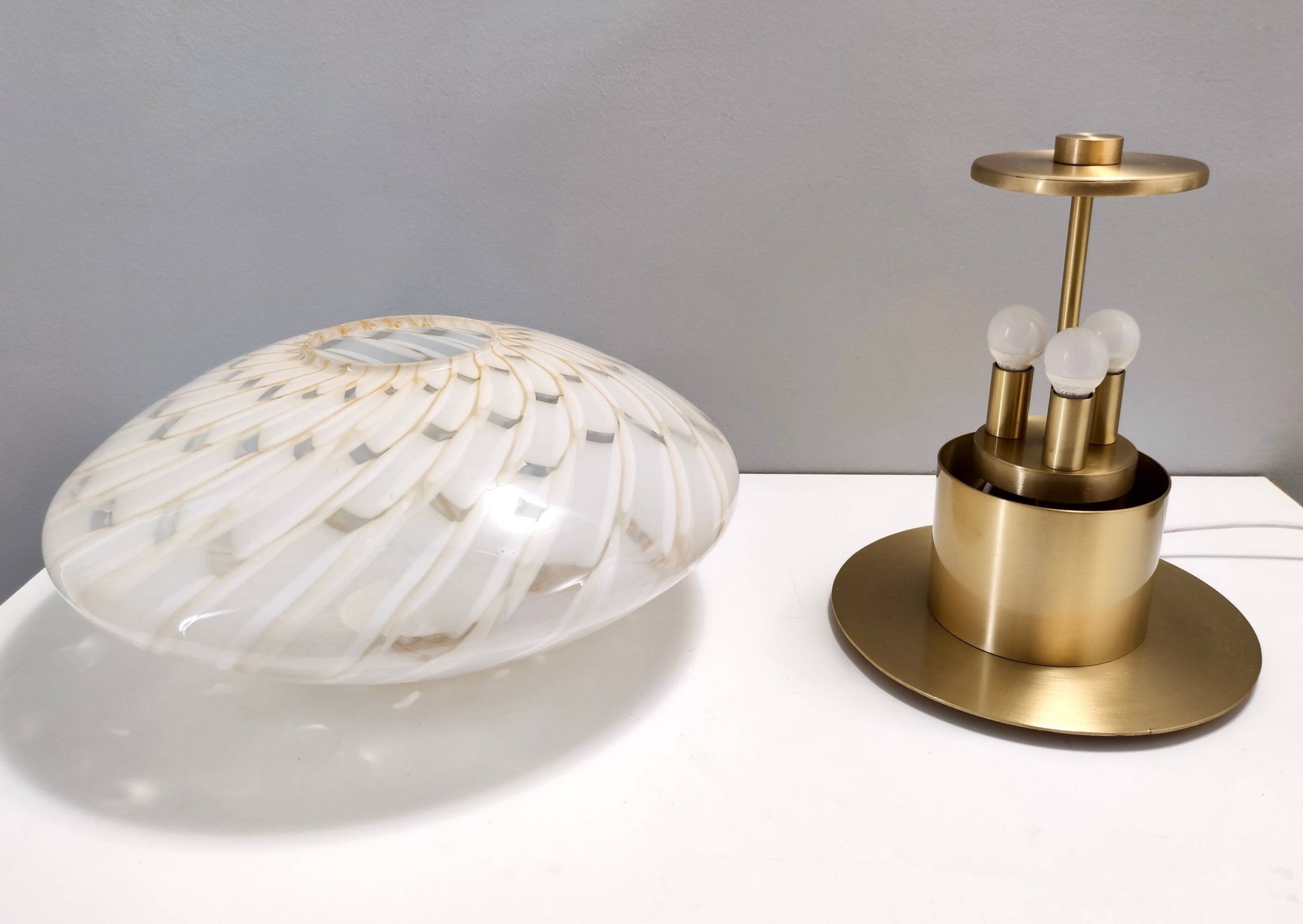 Lampe de table en verre de Murano blanc et laiton, Italie, années 1980